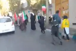 تجمع عده ای مقابل خانه حسن روحانی با شعار تند علیه مسئولان کشور 