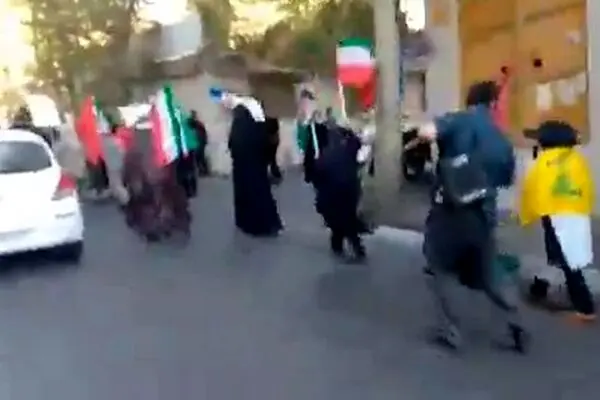 تجمع عده ای مقابل خانه حسن روحانی با شعار تند علیه مسئولان کشور 