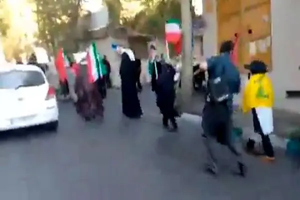 تجمع عده ای مقابل خانه حسن روحانی با شعار تند علیه مسئولان کشور 