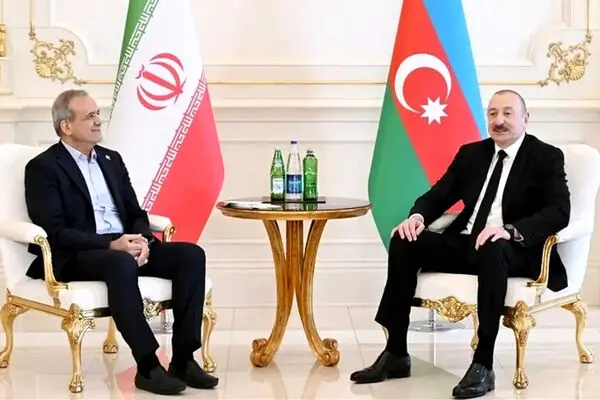 لحظه شوخی پزشکیان با علی اف بر سر نوشیدن آب 