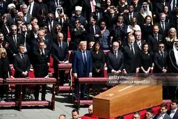 تصاویر عباس صالحی در کنار ترامپ و بایدن در مراسم پاپ