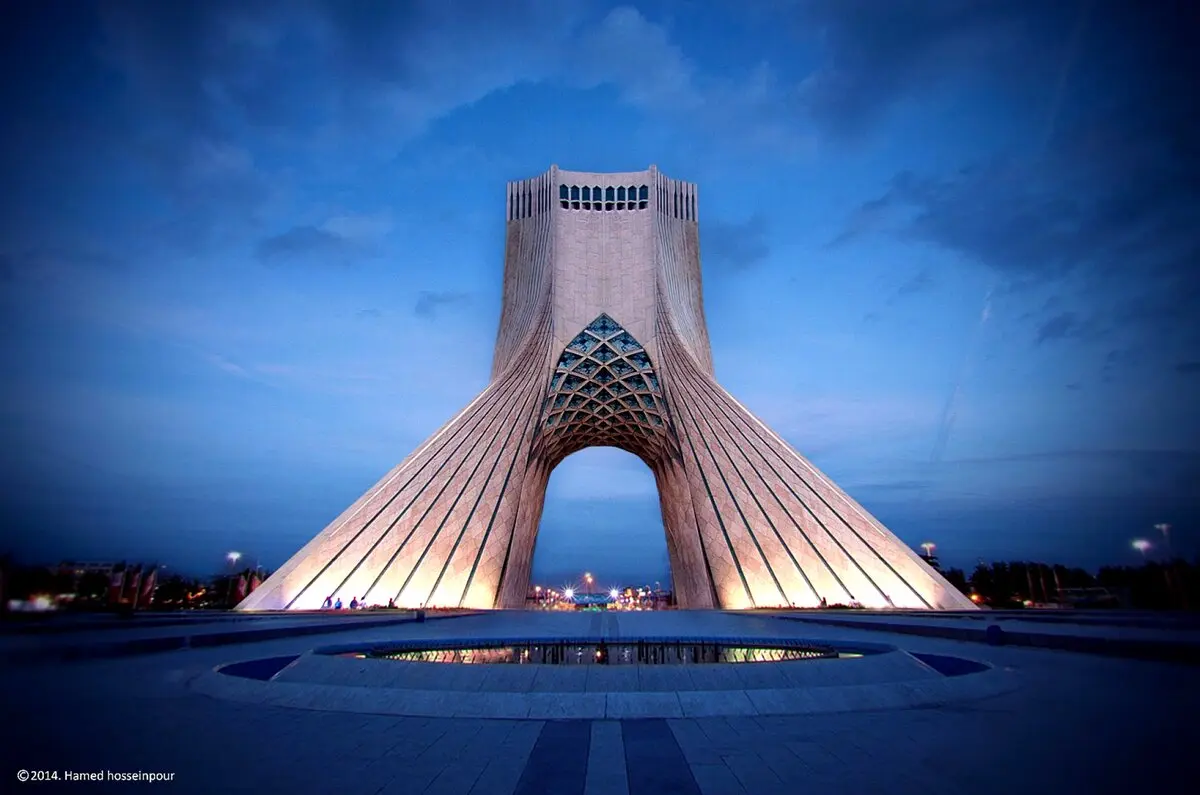 گاف شبکه های خارجی از حضور تک تیراندازها بالای میدان آزادی