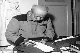 عکس دیده نشده از  استادعلی اکبر دهخدا در حال نوشتن لغتنامه