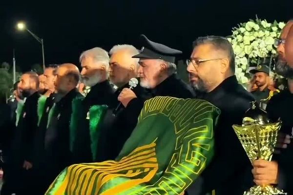  بدرقه زیبای استاد فرشچیان بر دوش خادمان امام رضا (ع) 