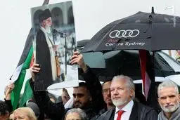 تصویر آیت الله خامنه‌ای در دست معترضان استرالیایی
