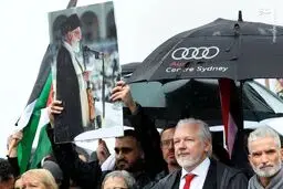 تصویر آیت الله خامنه‌ای در دست معترضان استرالیایی