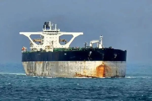 نفتکش غول پیکر بلا ۱ با تمام سرعت در حال فرار از کشتی گارد آمریکایی