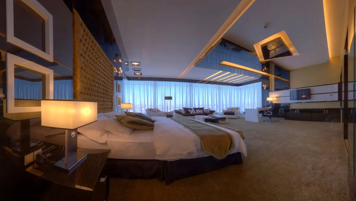 اقامت در یکی از مجلل‌ترین هتل‌های مشهد