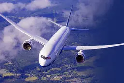 لحظه سبقت دو هواپیمای غول‌پیکر در ارتفاع چند هزار متری