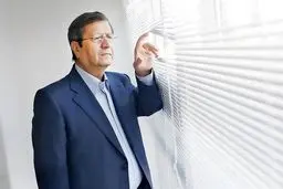 ادعای جنجالی یک نماینده بر روی آنتن زنده: همتی را روی دلار ۱۲۰ هزار تومان استیضاح کنید!