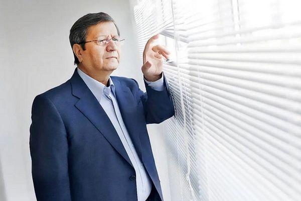 همتی: طبقه متوسط نسبی به زیر خط فقر سقوط کرده اند