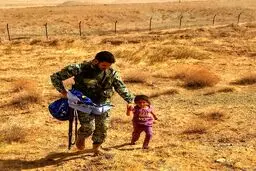 تصویر کودک پناه اورده به تکاور ارتش ایران