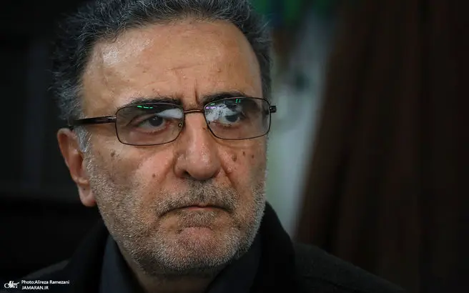 اولین عکس از مصطفی تاجزاده در تشییع پیکر برادرش