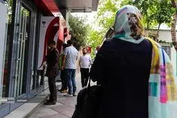 تصاویرتقلای عجیب در بازار ارز سردرگم و تعطیل