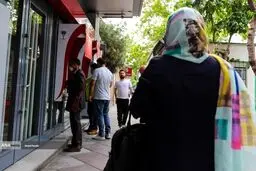 تصاویرتقلای عجیب در بازار ارز سردرگم و تعطیل