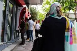 تصاویرتقلای عجیب در بازار ارز سردرگم و تعطیل