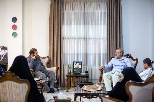 تصاویر خاص از دیدار لاریجانی با خانواده شهیدان محرابی و شادمانی