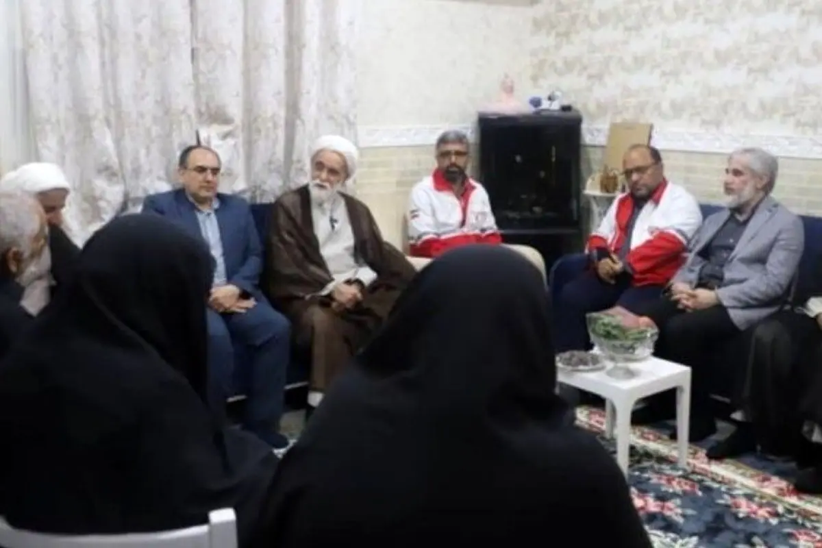 دیدار نماینده رهبر معظم انقلاب با خانواده‌های داغدیده بندرعباس
