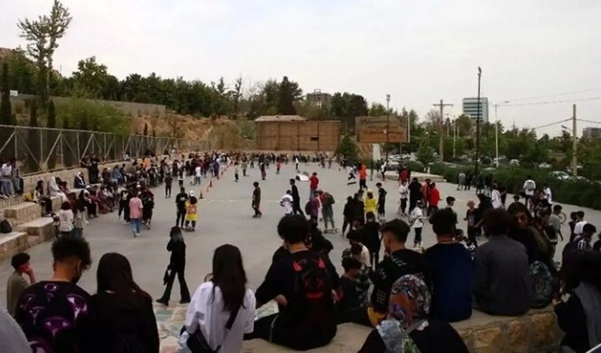 روزنامه اطلاعات:گیر دادن به مو و ابروی پسران و دختران را رها کنید