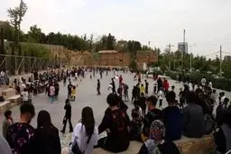 روزنامه اطلاعات:گیر دادن به مو و ابروی پسران و دختران را رها کنید