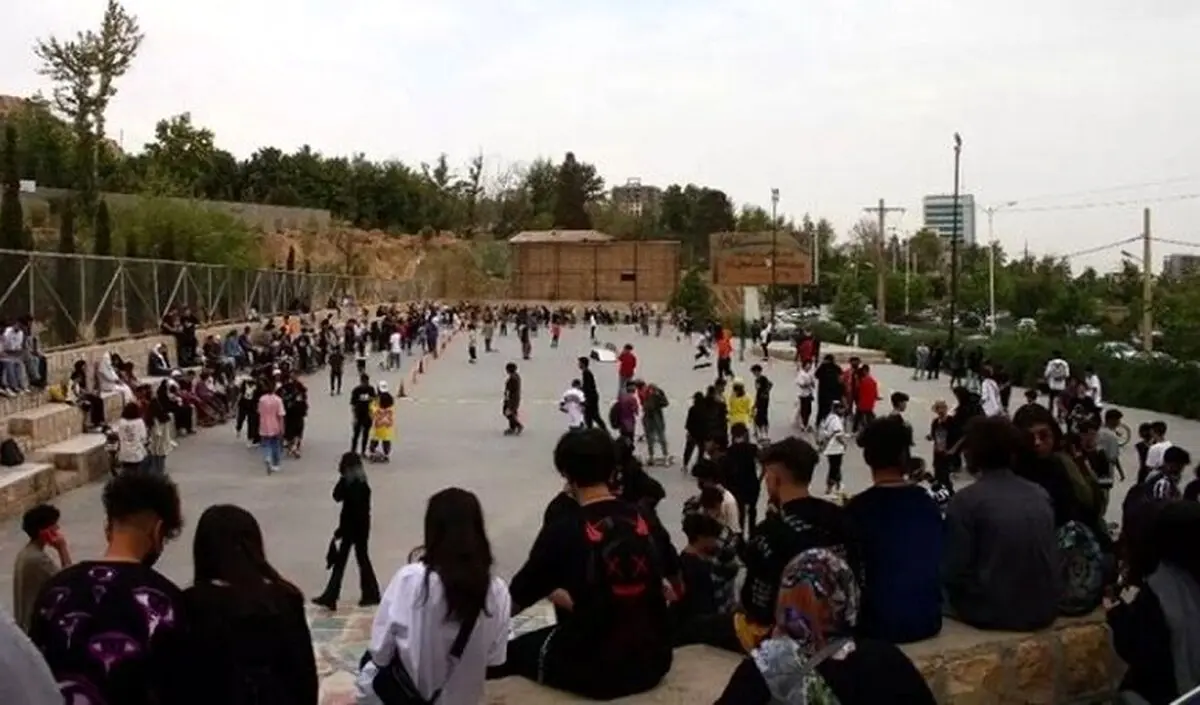 روزنامه اطلاعات:گیر دادن به مو و ابروی پسران و دختران را رها کنید