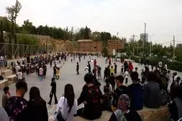 روزنامه اطلاعات:گیر دادن به مو و ابروی پسران و دختران را رها کنید