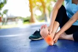 علت داغ شدن کف پا چیست؟