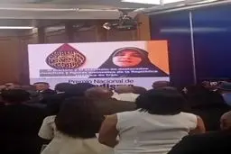 اهدای جایزه سیمون بولیوار به سحر امامی مجری ایرانی توسط مادورو