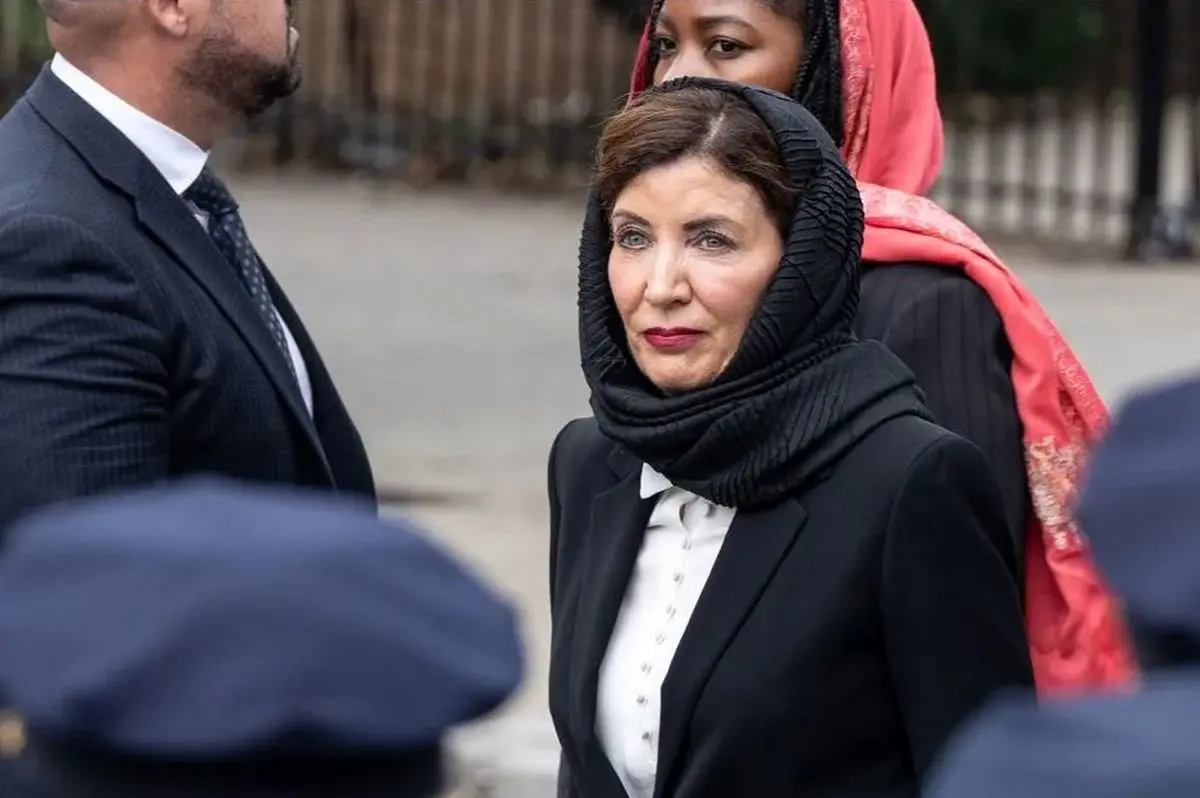 فرماندار نیویورک با روسری جنجال به پا کرد! پشت‌پرده چیست؟