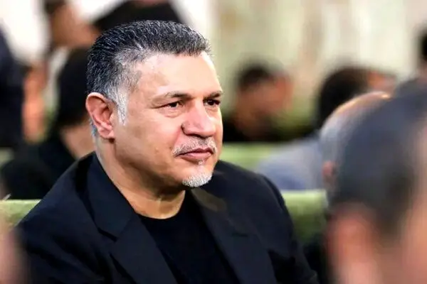 هجوم مردم به خودروی علی دایی در مراسم اکبر عبدی + فیلم