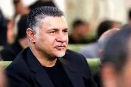 هجوم مردم به خودروی علی دایی در مراسم اکبر عبدی + فیلم