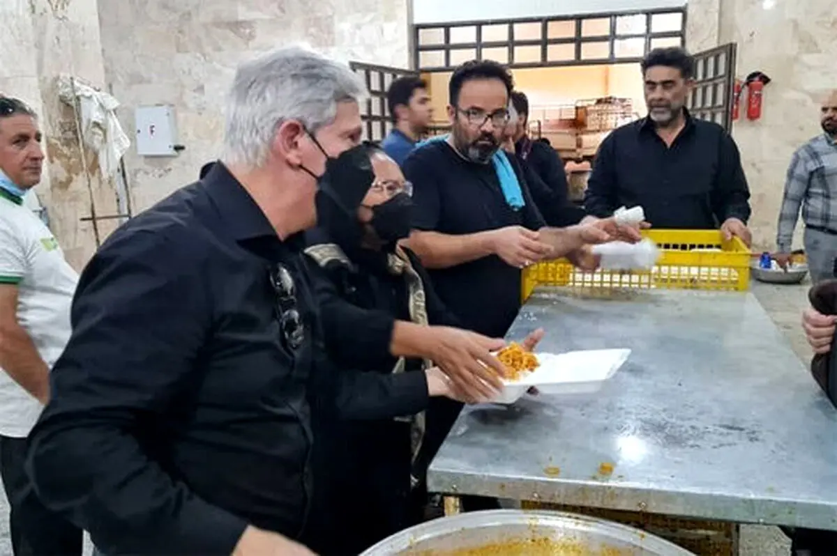 سفیر برزیل و بولیوی در آشپزخانه یک هیئت عزاداری