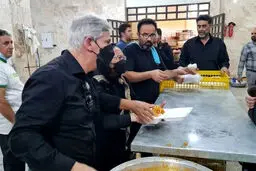 سفیر برزیل و بولیوی در آشپزخانه یک هیئت عزاداری