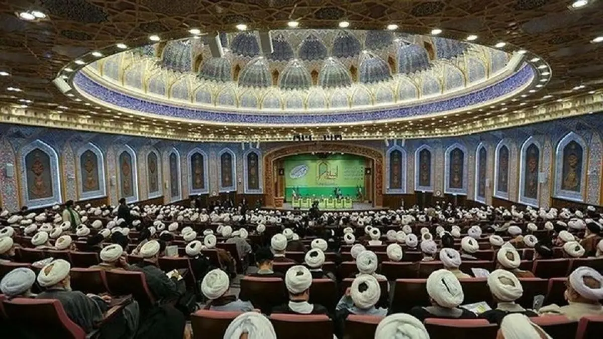 وقتی مردم در فقر دست و پا می‌زنند، حوزه‌های علمیه نباید از بودجه عمومی تغذیه کنند