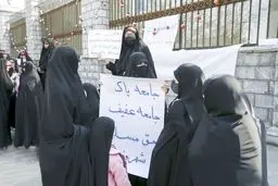 تندرو‌ها حجاب را سر نیزه کرده‌اند