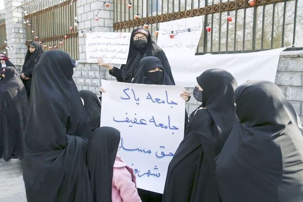 تندرو‌ها حجاب را سر نیزه کرده‌اند