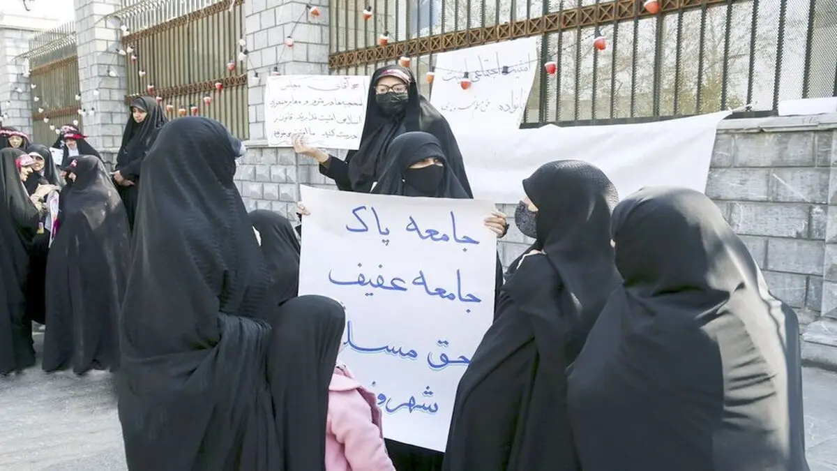 تندرو‌ها حجاب را سر نیزه کرده‌اند