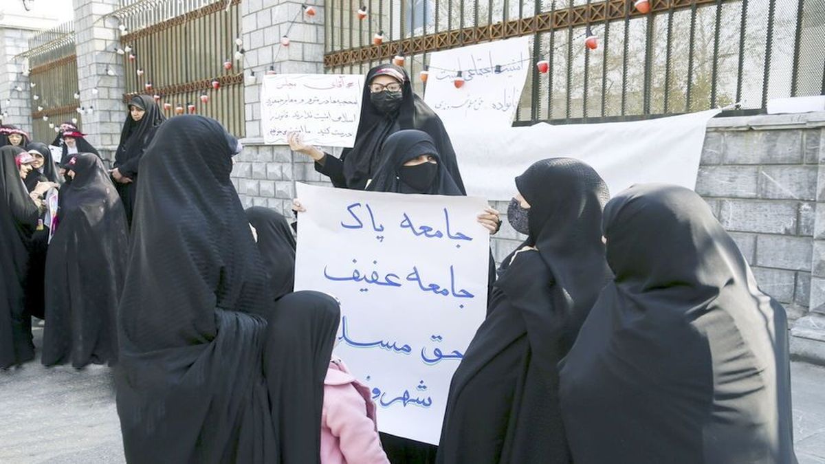 تندروها حجاب را سر نیزه کردهاند