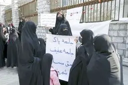 تندرو‌ها حجاب را سر نیزه کرده‌اند