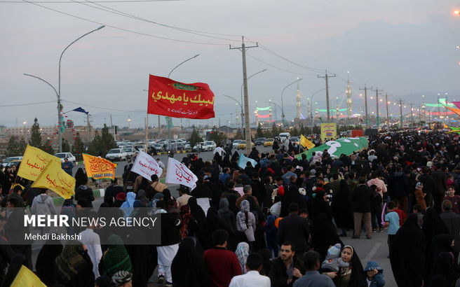 تصاویر پیاده روی زائران نیمه شعبان در قم