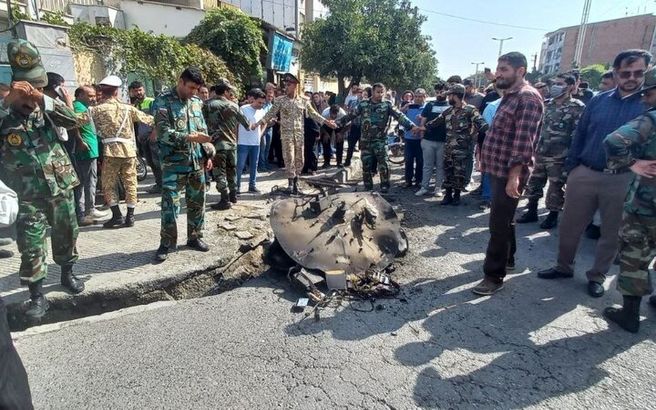  لحظه برداشتن پرنده ناشناس برخورد کرده به گرگان