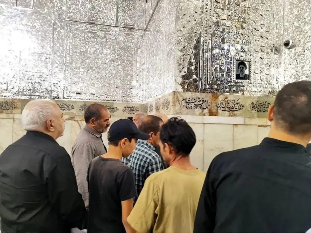 مجمد جواد ظریف بر سر مزار شهید رئیسی + عکس