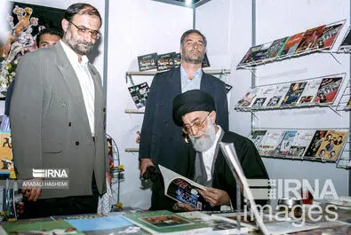 رهبری در نمایشگاه کتاب 