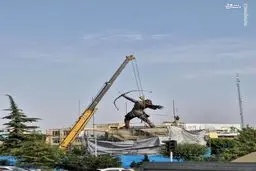 عکس: نصب مجسمه ۱۵ متری آرش کمانگیر در میدان ونک تهران