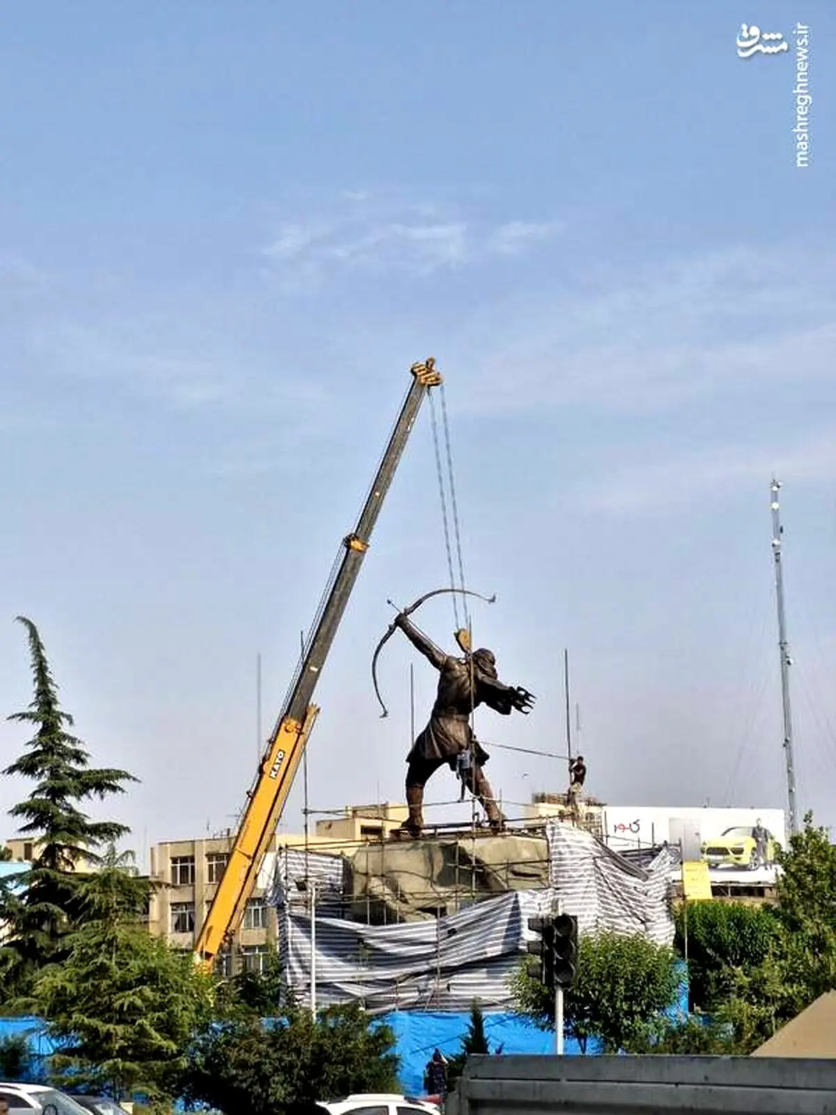 عکس: نصب مجسمه ۱۵ متری آرش کمانگیر در میدان ونک تهران