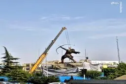 عکس: نصب مجسمه ۱۵ متری آرش کمانگیر در میدان ونک تهران