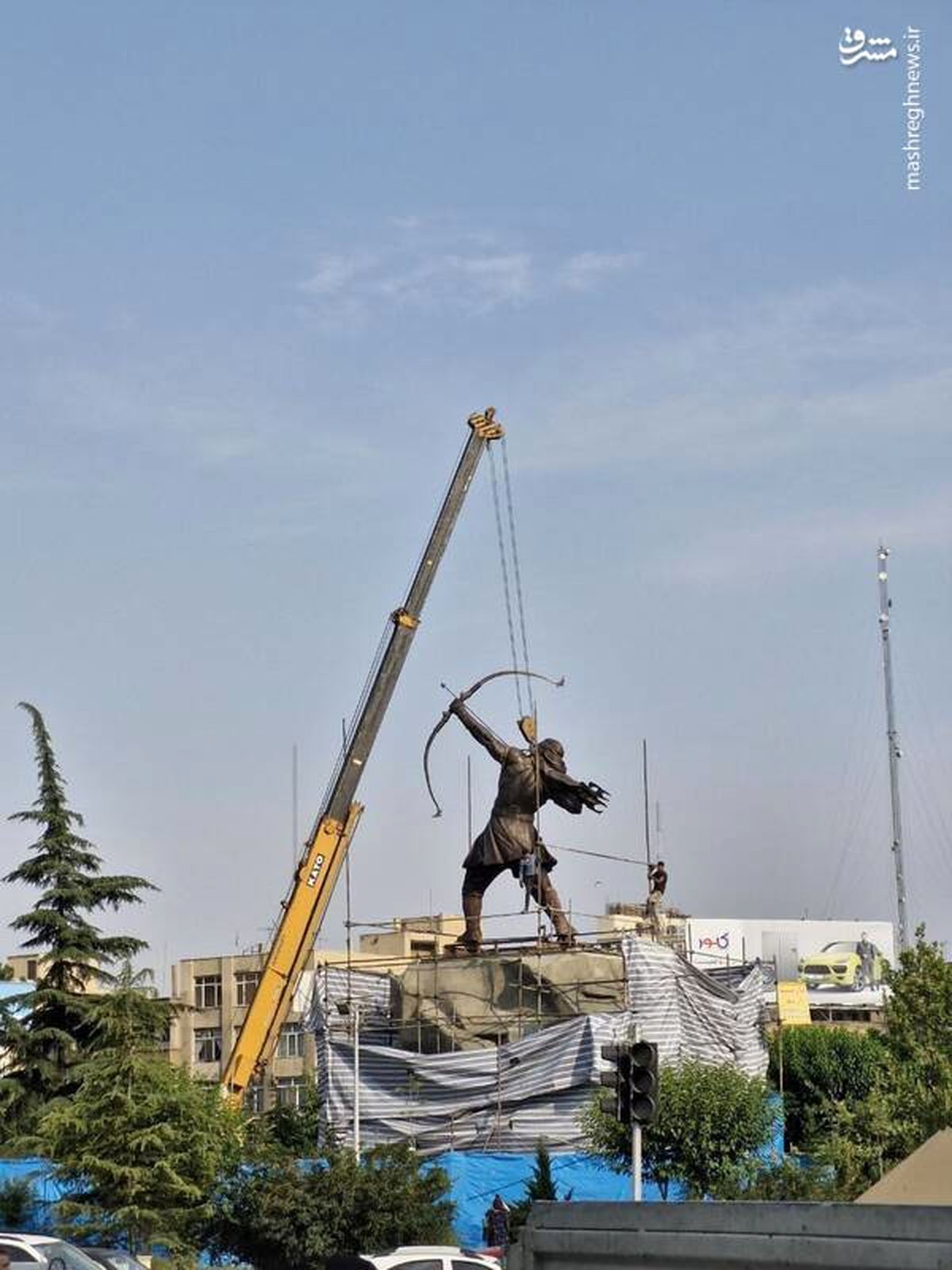 عکس: نصب مجسمه ۱۵ متری آرش کمانگیر در میدان ونک تهران
