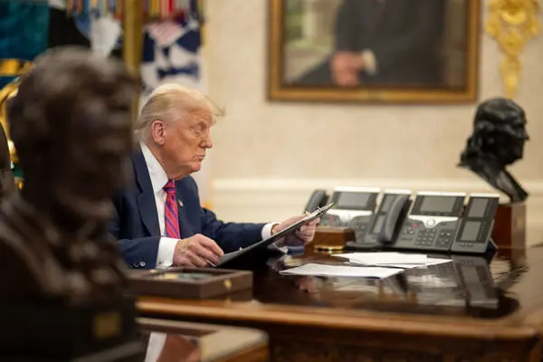 ترامپ هویت اش را افشا کرد + فیلم