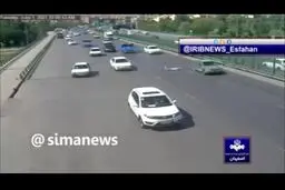 لحظه وحشتناک سقوط آزاد پراید از روی پل معروف اصفهان