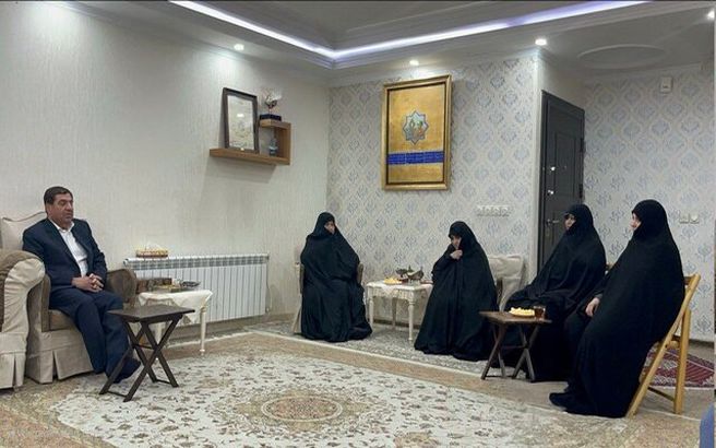 حضور مشاور و دستیار رهبر انقلاب در منزل شهید رئیسی
